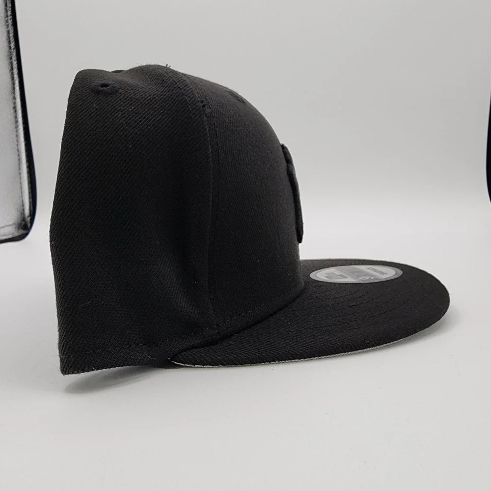 New‎ York Yankees Black on Black Hat New Era 9FIFTY Adjustable Snapback Cap NEW